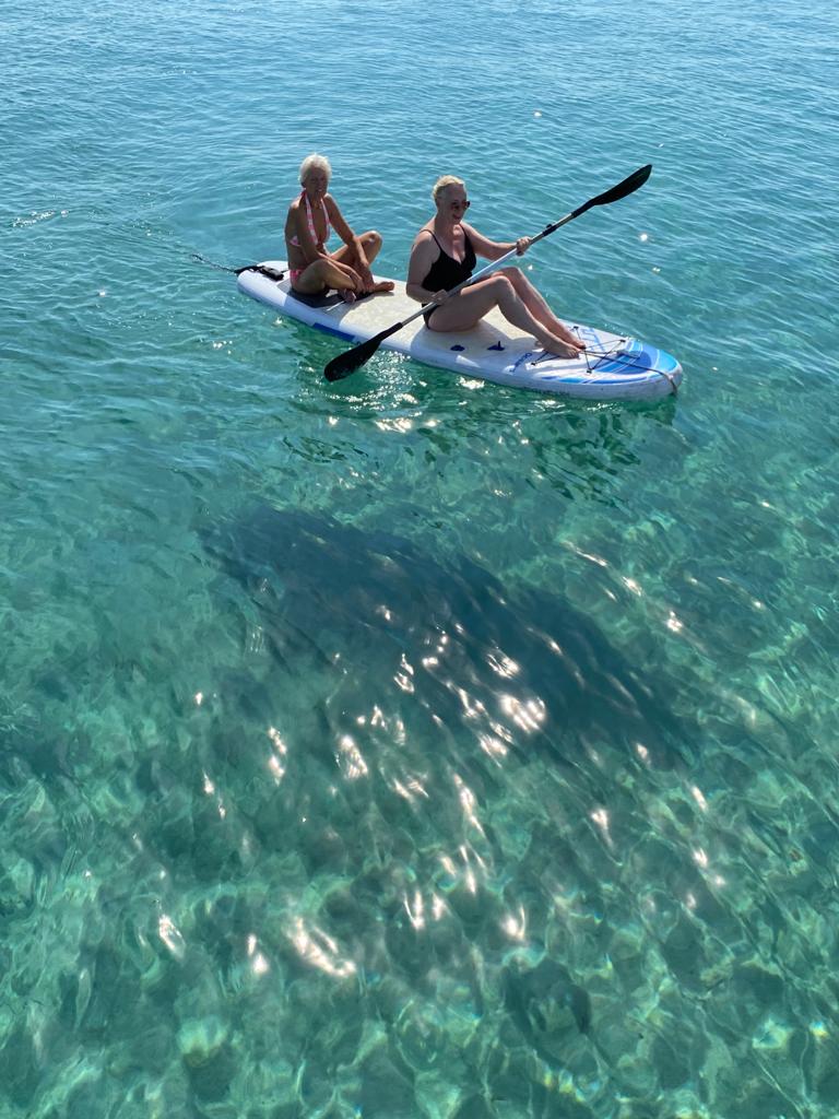 Freizeitaktivitäten auf dem Wasser während des Segelurlaubs
