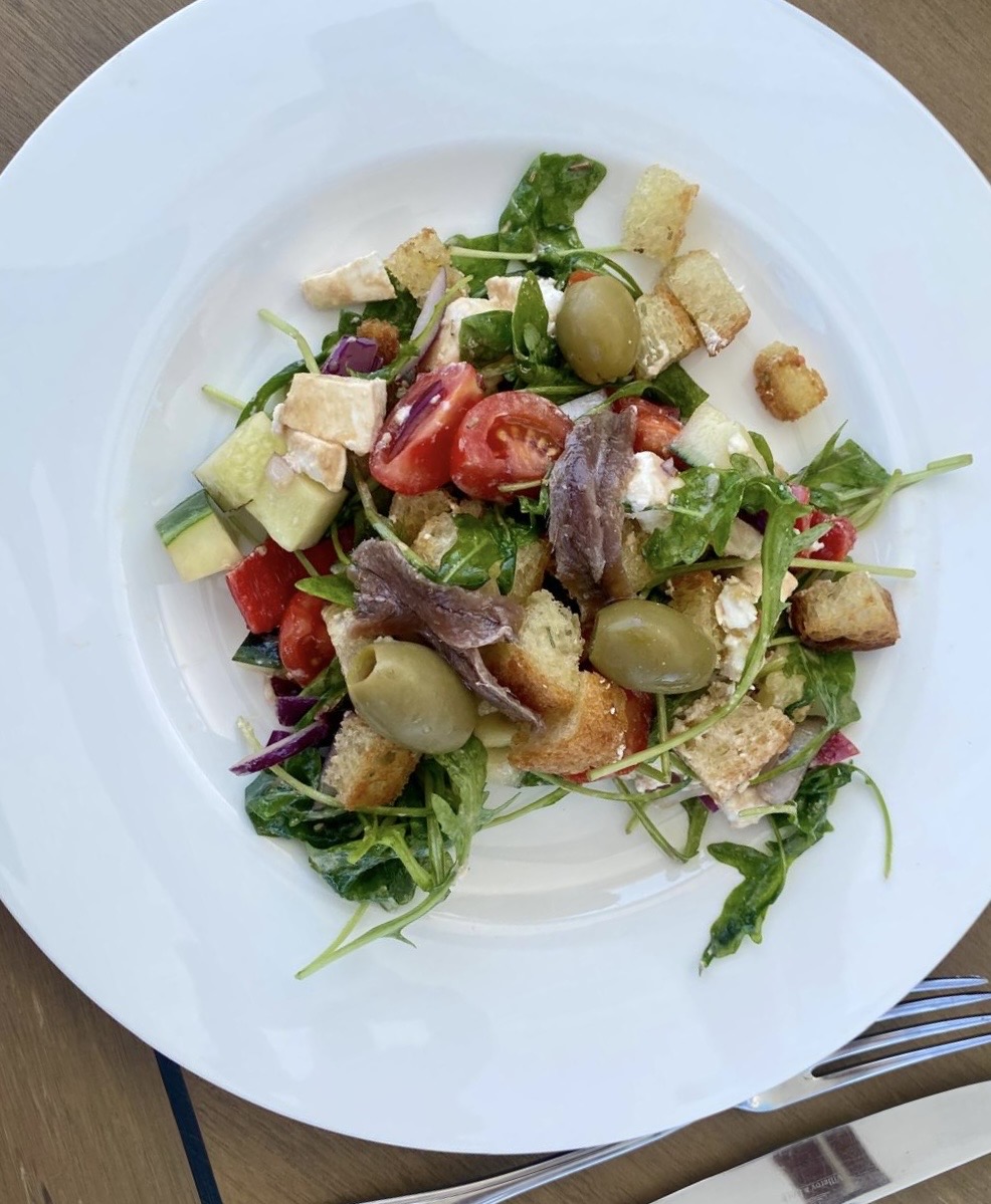 Frisch zubereitete mediterrane Küche an Bord des Katamarans