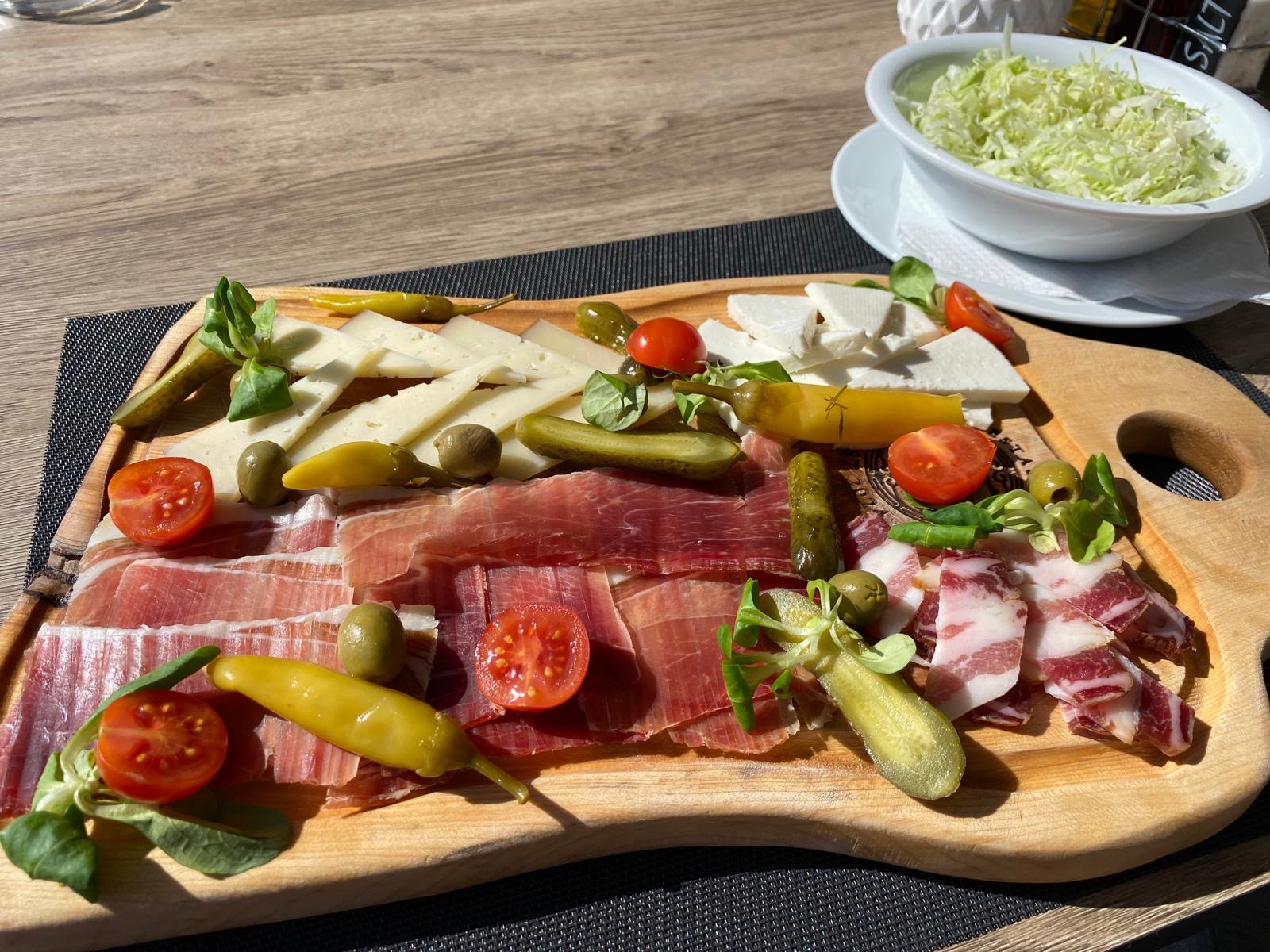 Frisch zubereitete mediterrane Küche an Bord des Katamarans