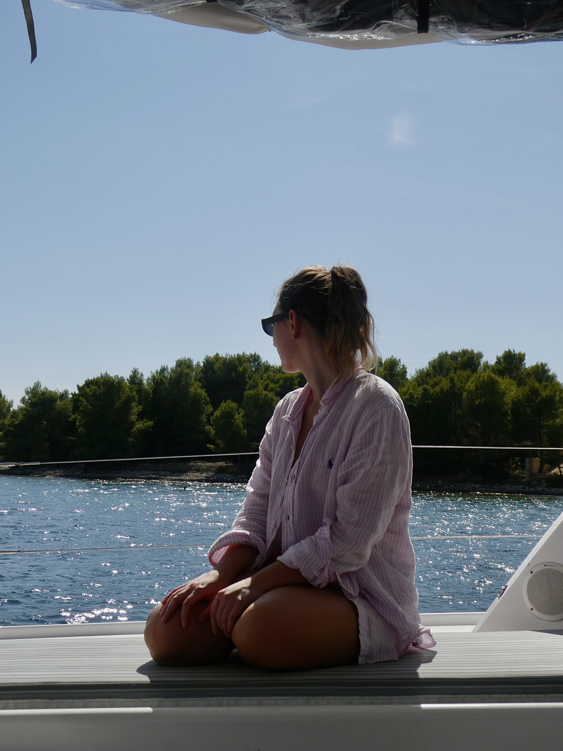 Ruhiger Moment am Meer während des Segelurlaubs