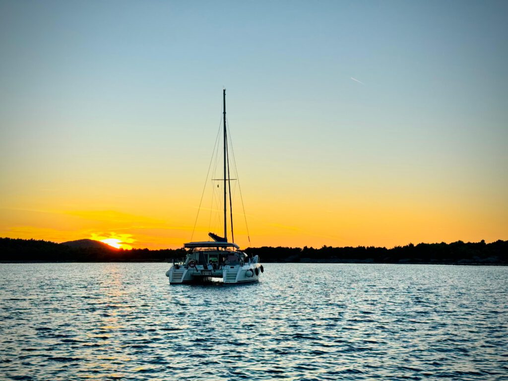 Sonnenuntergang über dem Meer vom Katamaran aus