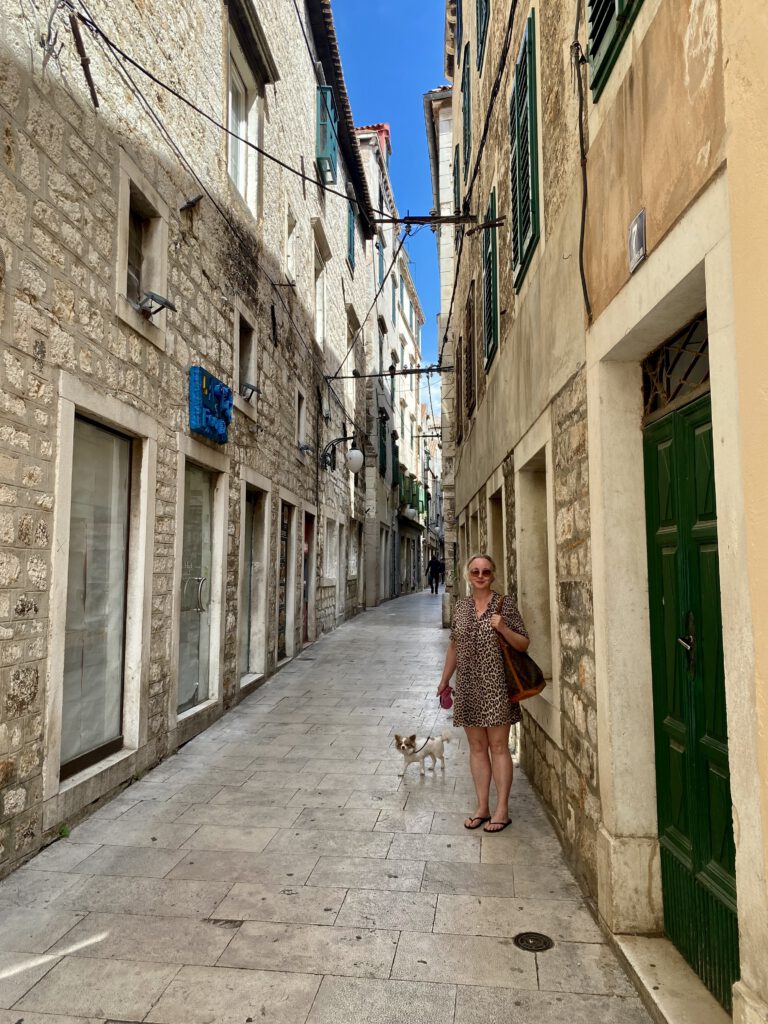 Spaziergang durch eine Küstenstadt während des Segelurlaubs