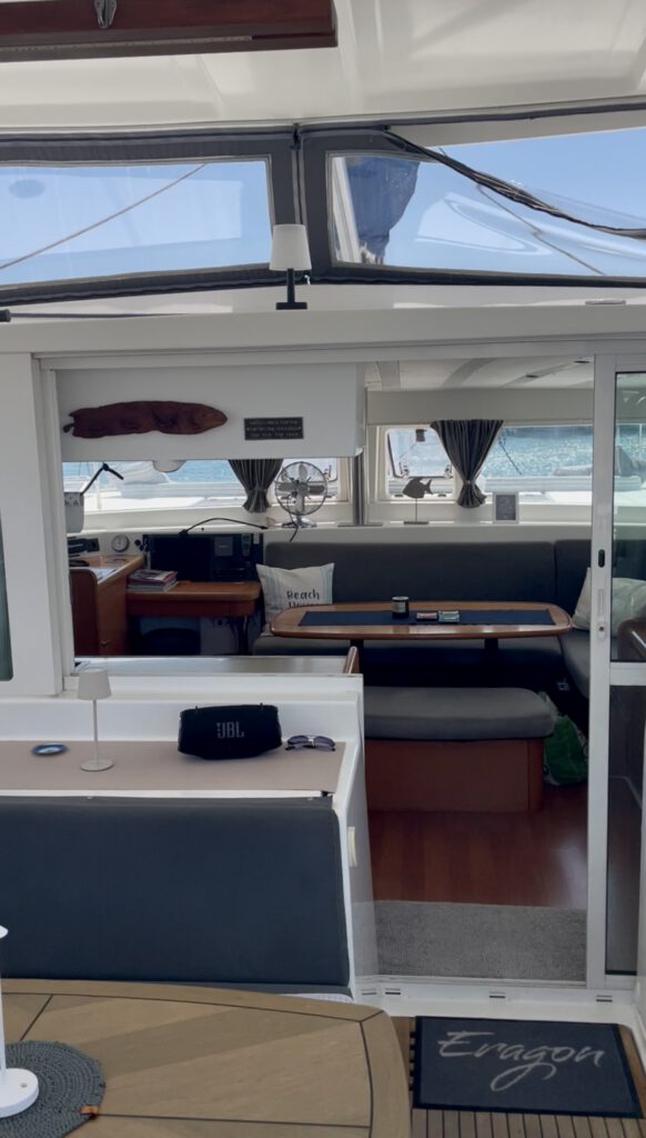 Gemütlicher Innenbereich des Katamarans Eragon