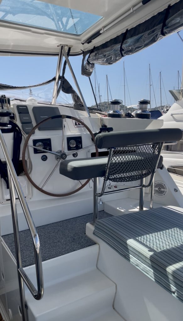 Blick auf das Deck des Katamarans Eragon während der Fahrt