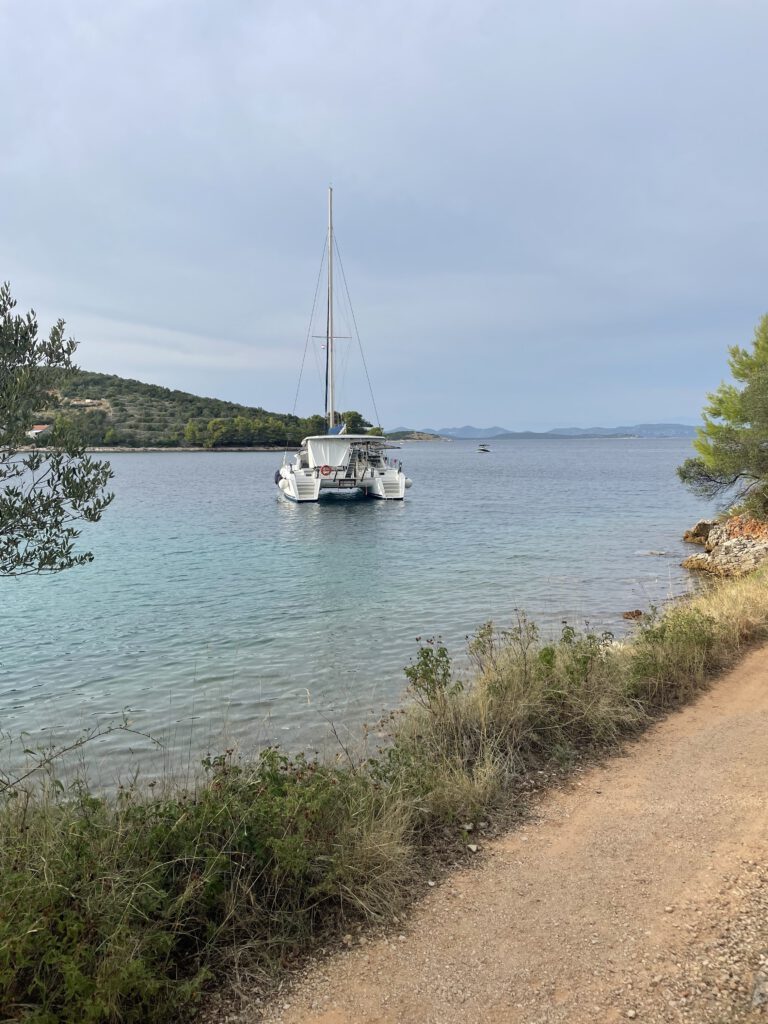 Katamaran Eragon vor Anker in einer geschützten Bucht
