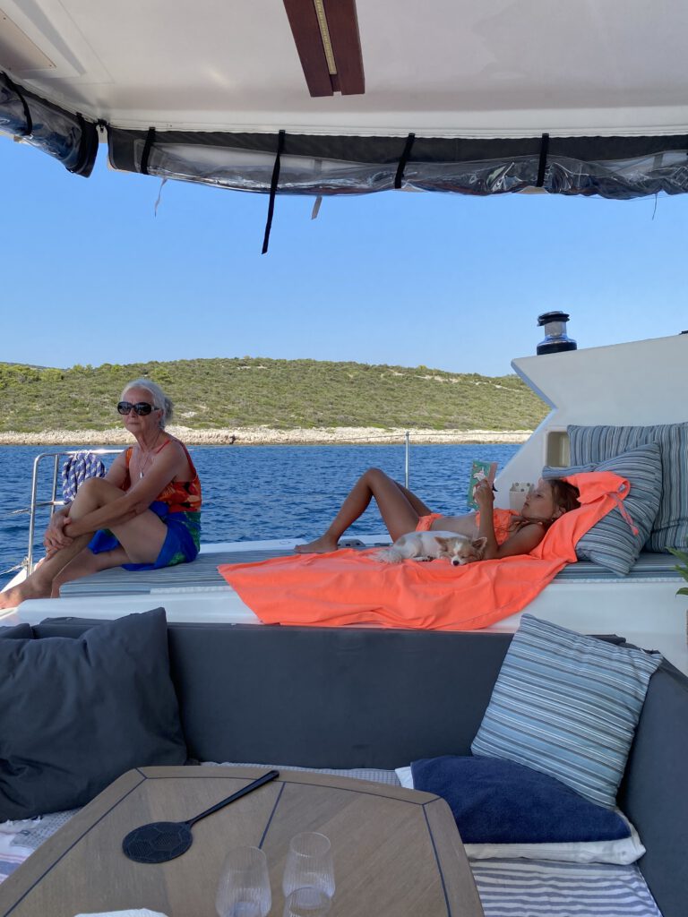 Gemeinsame Zeit an Bord während des Segelurlaubs