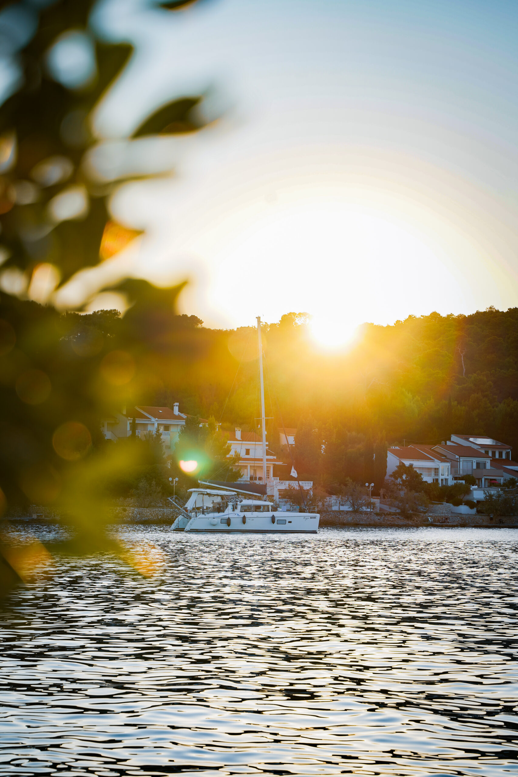 Segelurlaub in Kroatien mit dem Katamaran Eragon bei Abendlicht
