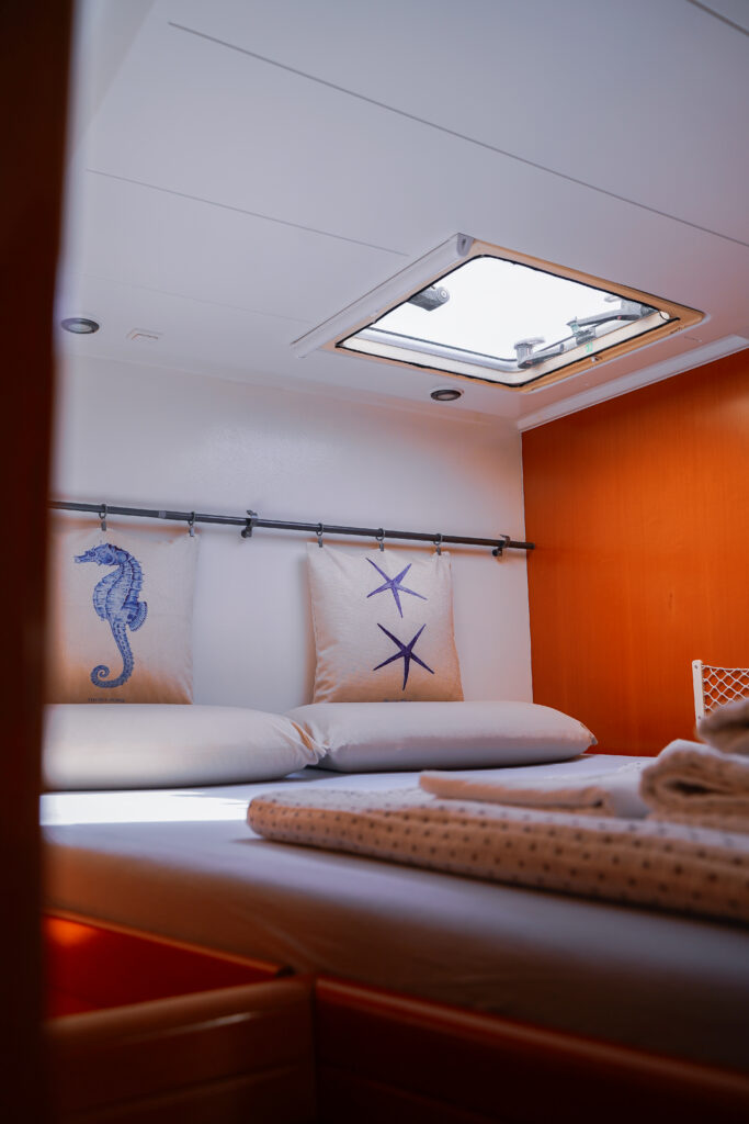 Komfortable Doppelkabine auf dem Katamaran Eragon