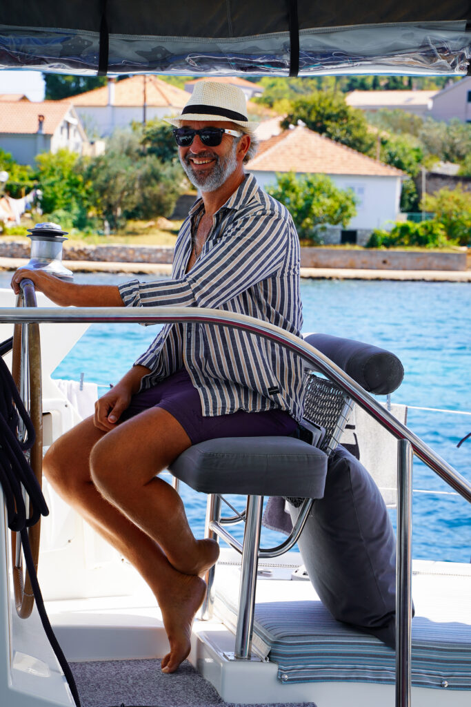 Skipper Markus beim Steuern des Katamarans Eragon