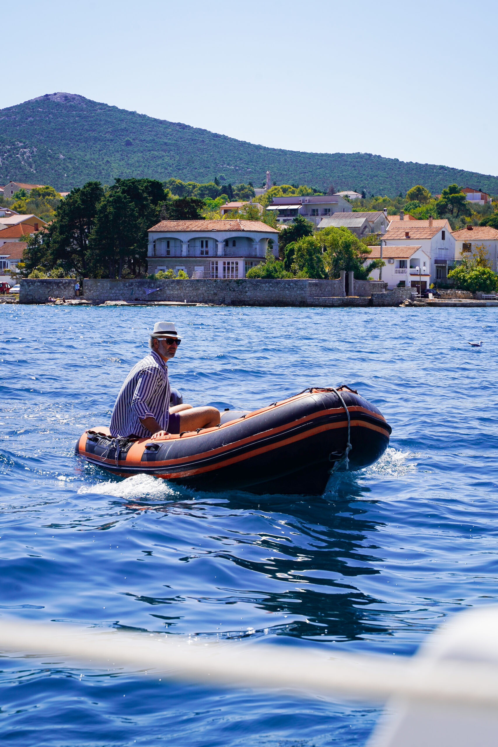 Ankunft mit dem Dinghy für einen entspannten Landgang während eines Segelurlaubs