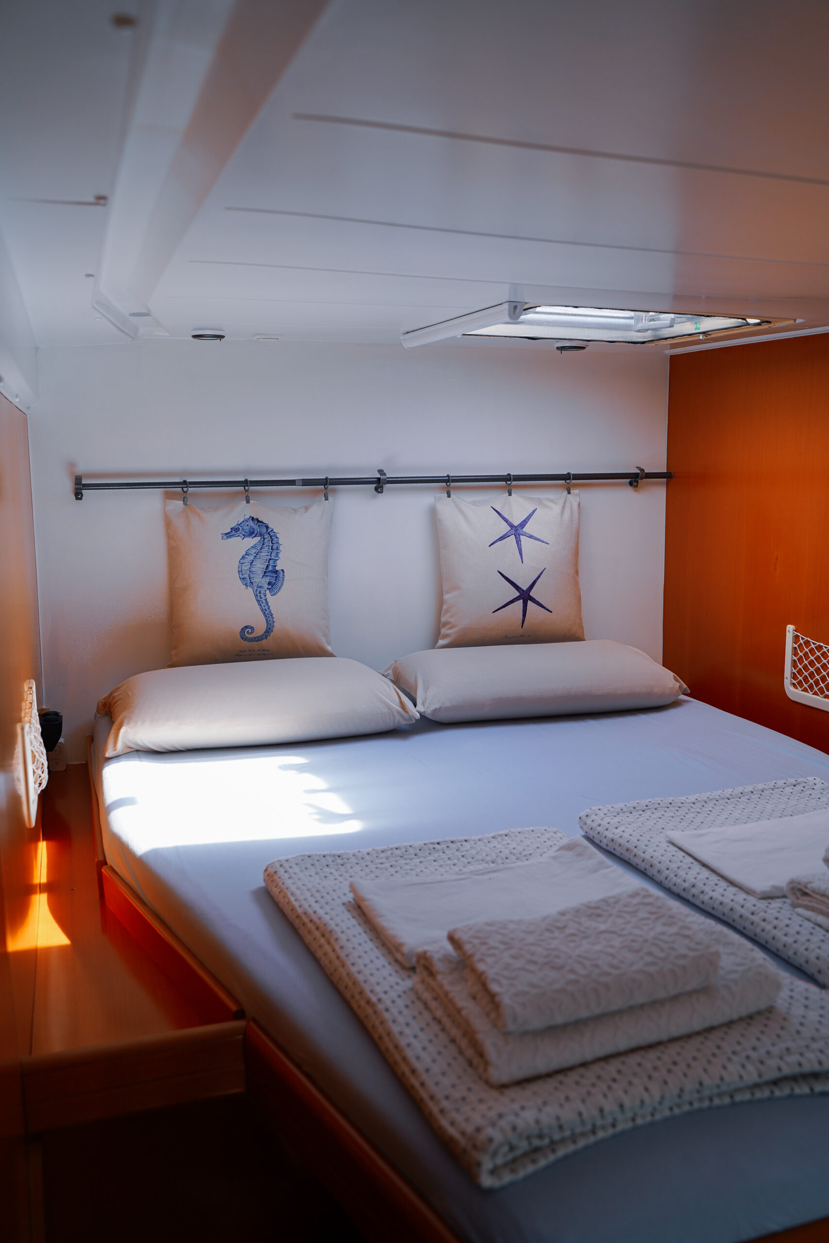 Helle Doppelkabine mit eigenem Bad auf dem Katamaran Eragon