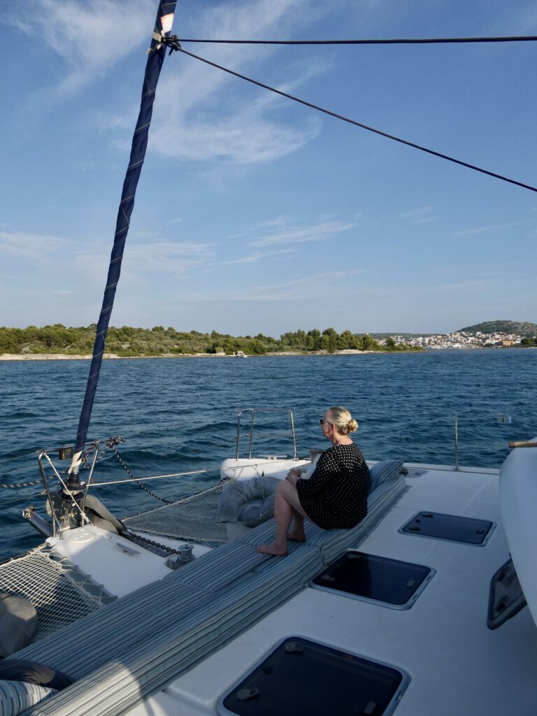 Entspannung auf den Liegeflächen und dem Bugnetz des Katamarans